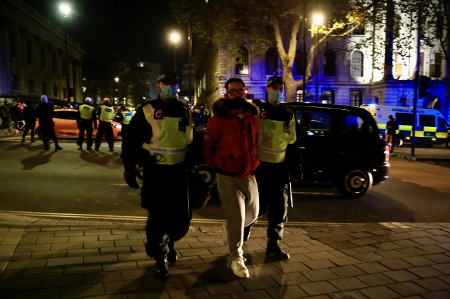 İngiltere'de karantina protestosuna polis müdahalesi